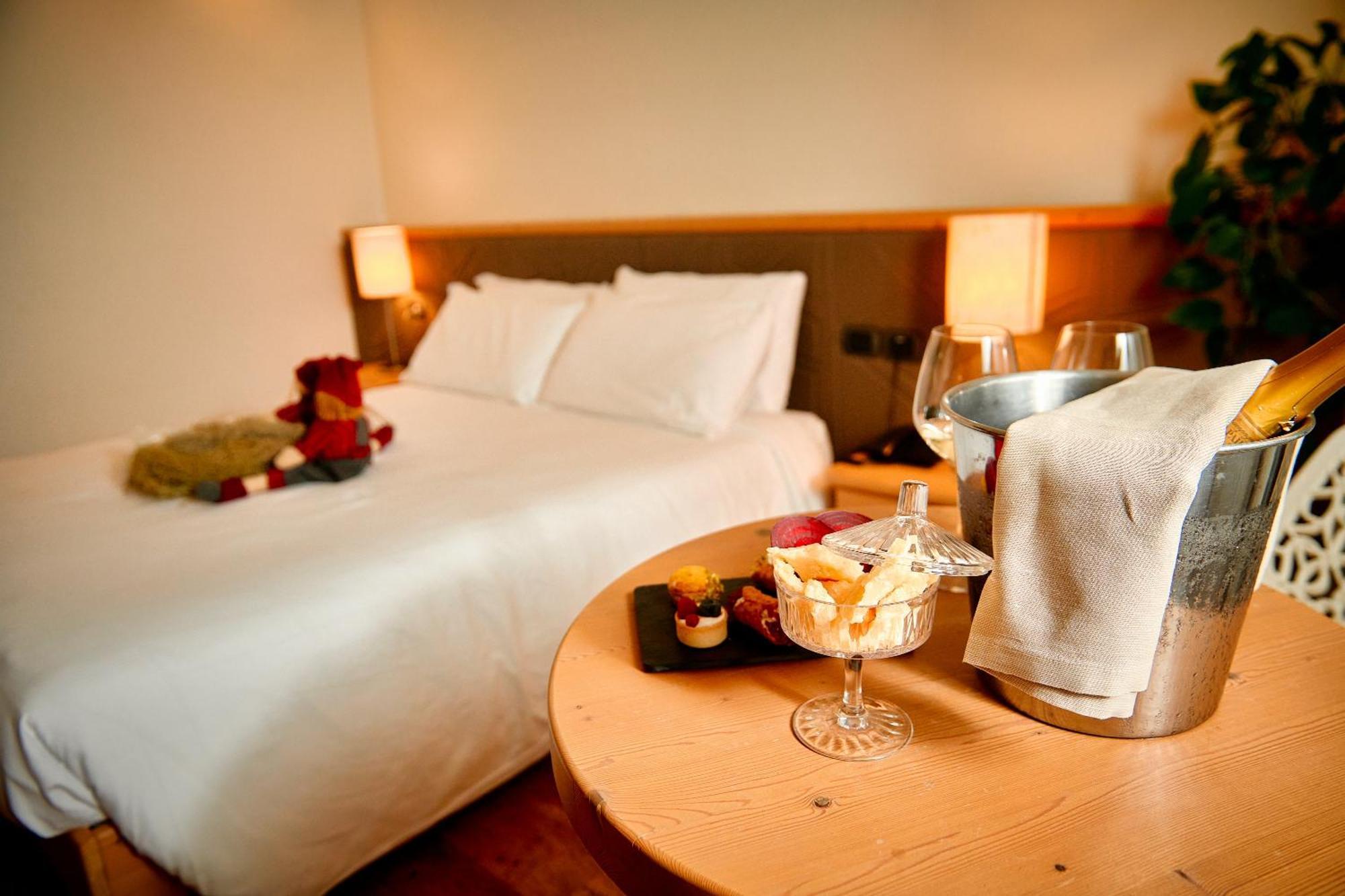 Ai Cadelach Hotel Giulia Revine Lago Bagian luar foto