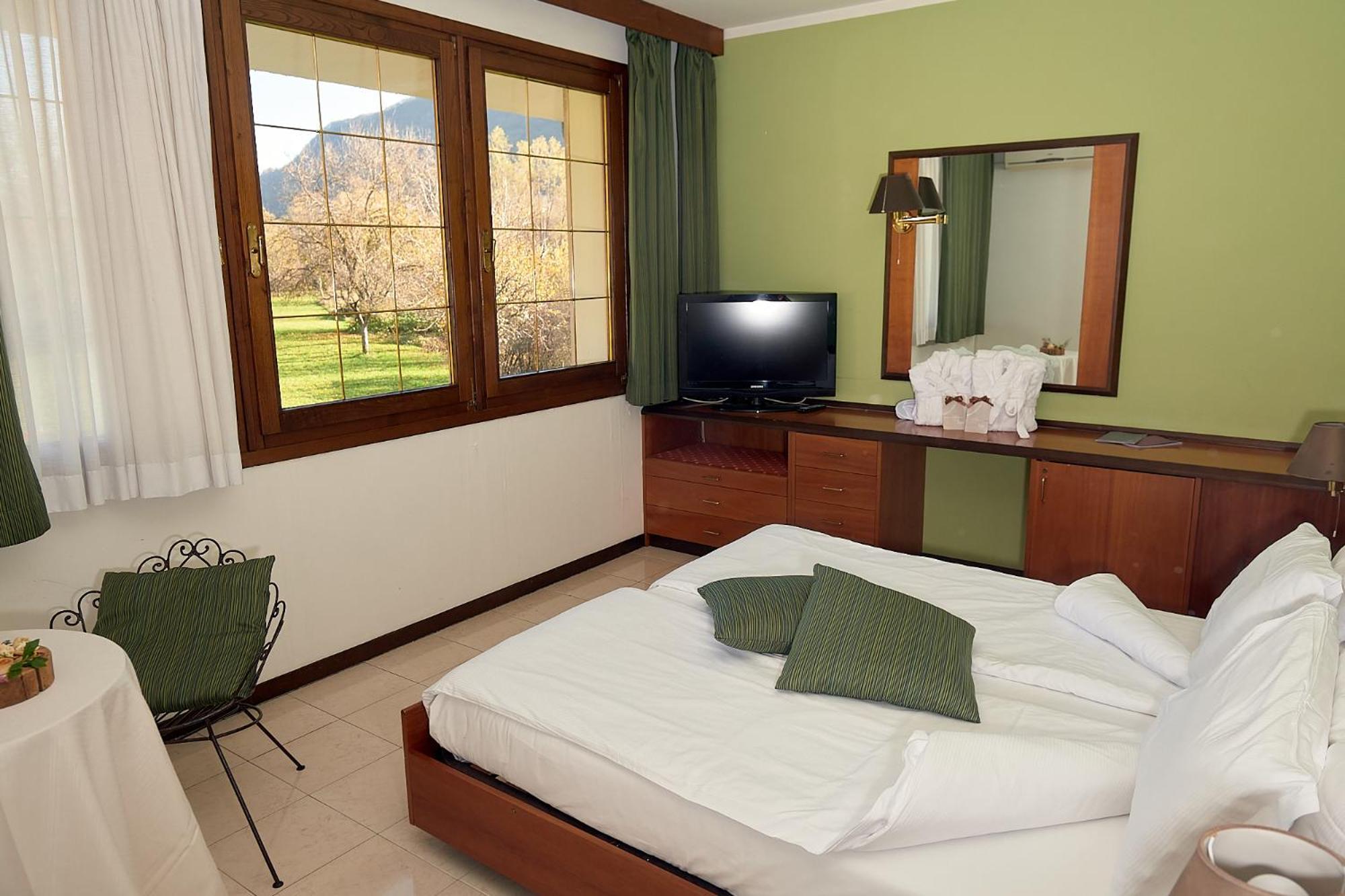 Ai Cadelach Hotel Giulia Revine Lago Bagian luar foto